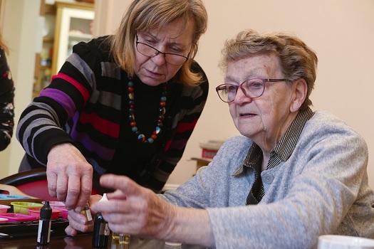 Děti a senioři Mezigeneračního centra Julie se opět mohou setkávat - přivítáme nové seniory i klienti po cévní mozkové příhodě.