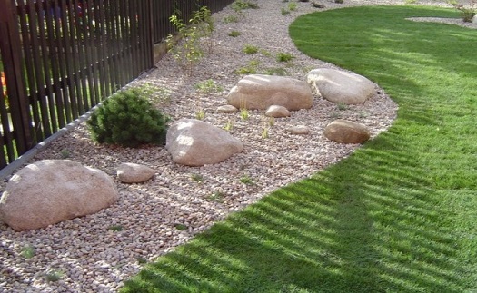 Kačírky – směs omílaného kameniva s různou frakcí a barevností k dekoraci na zahradách