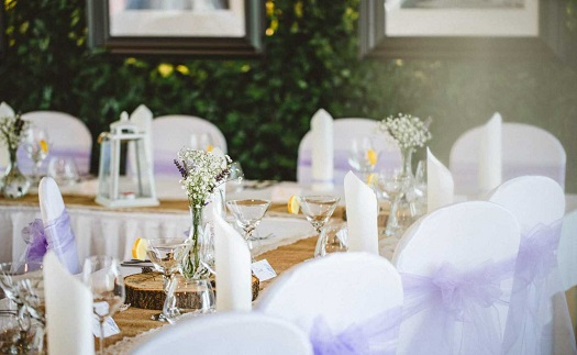 Pořádání svateb včetně svatební hostiny, výzdoby, květin a ubytování pro novomanžele