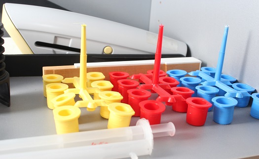 Výroba barevných plastových uzávěrů na lahve a kanystry