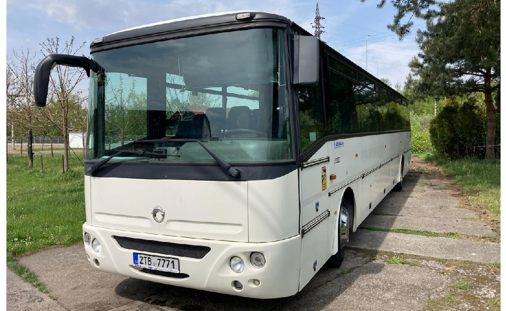 Pronájem klimatizovaného autobusu s řidičem na výlety, svatbu - zájezdový autobus Iveco Axer s bezpečnostními pásy