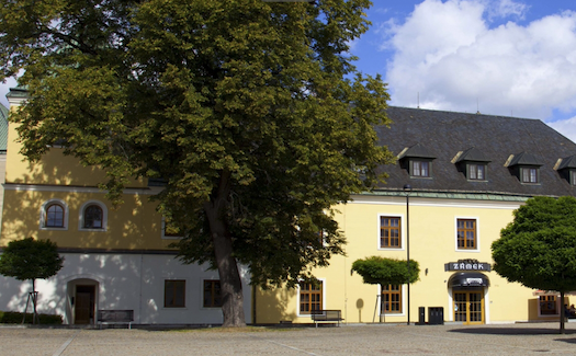 Zámecký hotel s restaurací a retro vinárnou Velká Bystřice - nejznámější zámek na Moravě