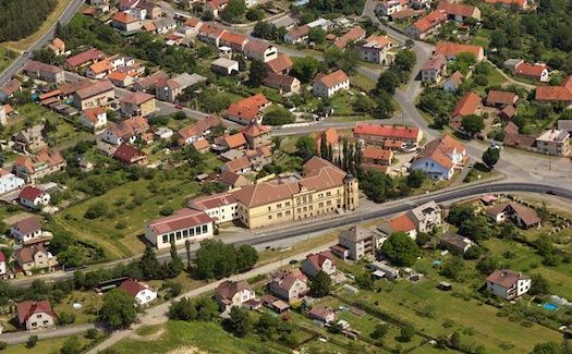 Město Třemošná, letecký pohled na základní školu