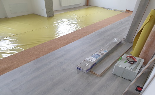 Pokládka laminátových podlah s  realisticky přírodním vzhledem a vynikající ochranou vůči poškození