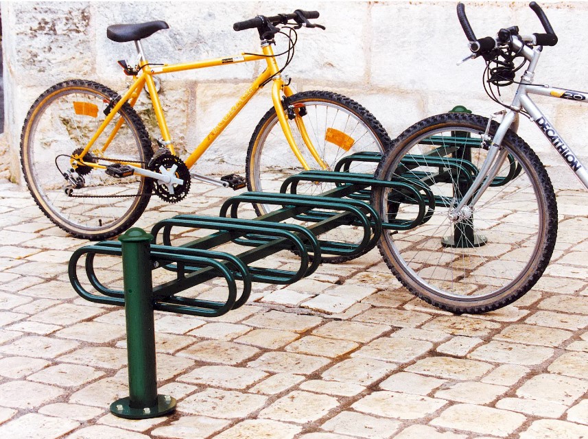 Opěrné stojany a přístřešky na kola – městský mobiliář s možností různého nastavení a s dlouhou zárukou
