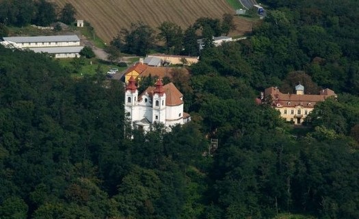 Barokní zámek Lechovice, poutní kostel a dobré víno v Obci Lechovice
