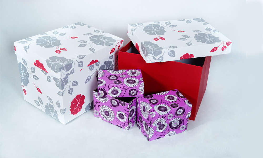 Balení zboží v atypických kartónových krabicích různých rozměrů z vlnité a hladké lepenky