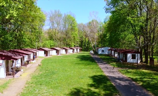 Kemp Brozany, ubytování v chatkách i místa pro stany, obytné vozy a karavany