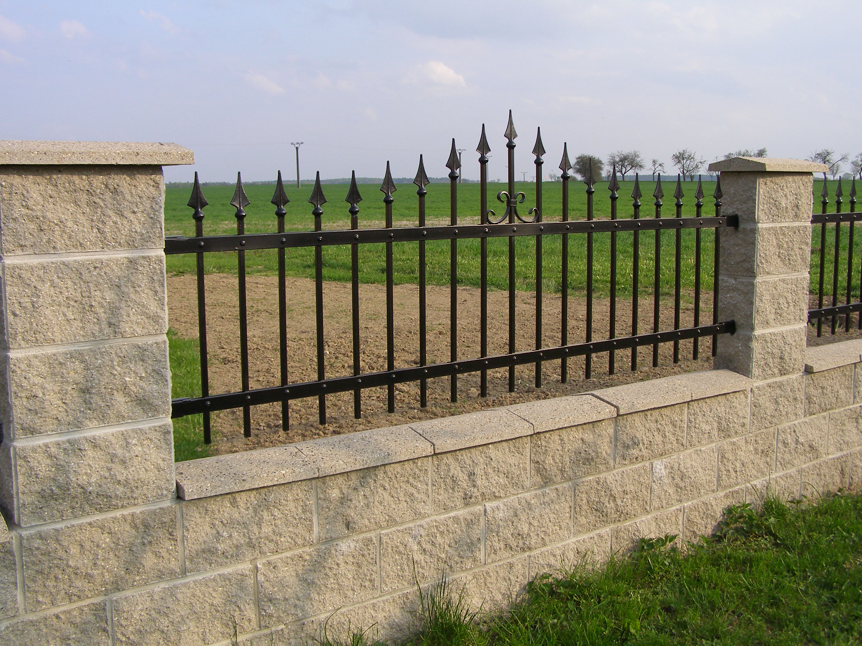 Kvalitní plotové systémy Tahokov, kované, drátěné a PVC oplocení, plotové panely