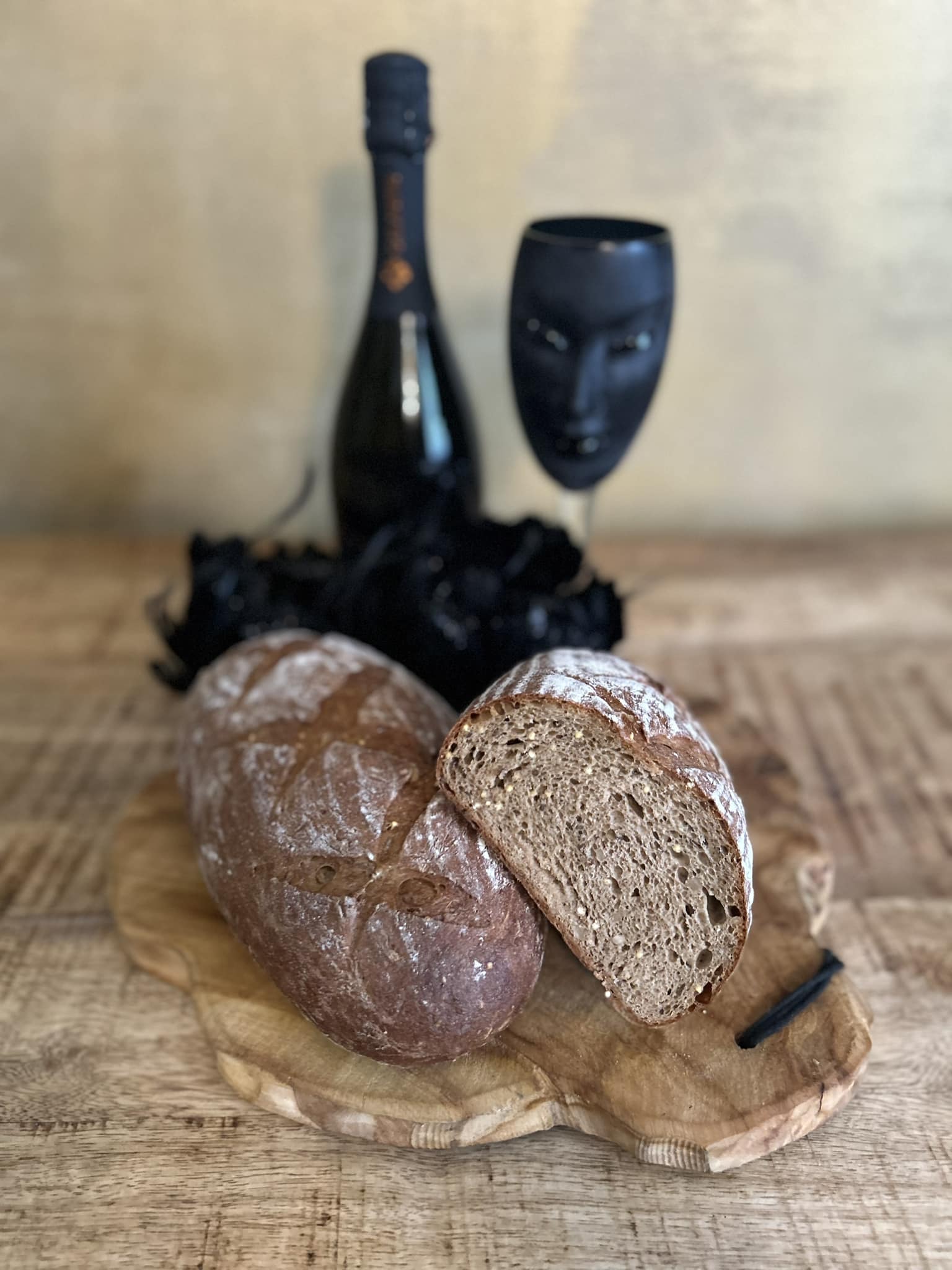 Sedlácký chléb z žitné mouky, čerstvý a křupavý - ochutnejte novinku z naší pekárny