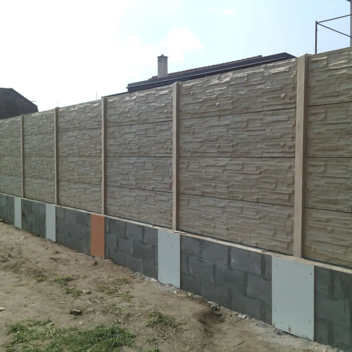 Skládané betonové ploty jsou hitem letošní doby - rychlá stavba, dlouhá životnost, dostupná cena