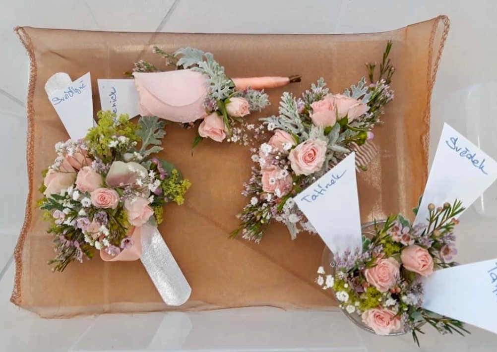 Svatební květiny, výzdoba na stoly, korsáž, květinové náramky Krnov