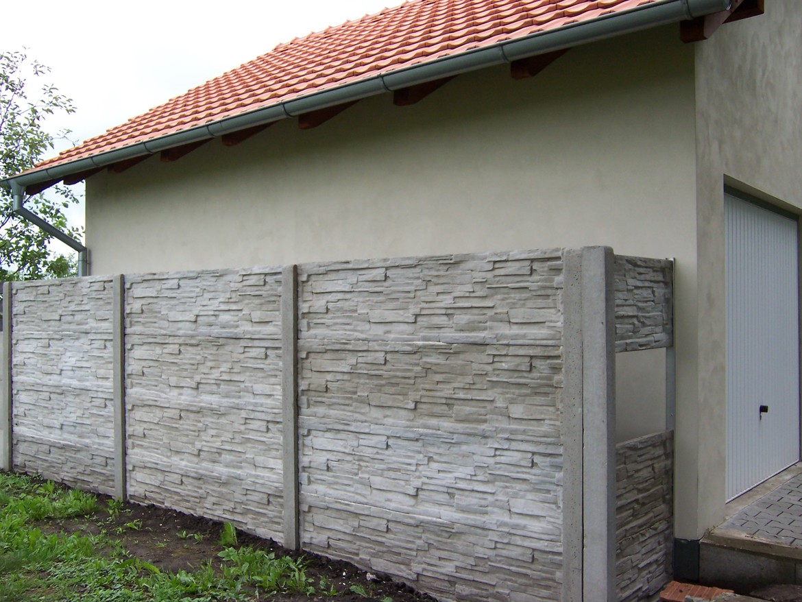 Odolné a designové panelové betonové ploty nenáročné na údržbu – stavba na klíč včetně dopravy