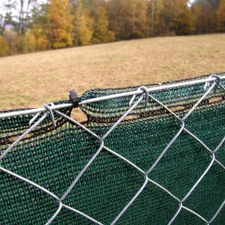 Stínící tkanina na plot - zelená zástěna, která chrání před větrem i sousedy