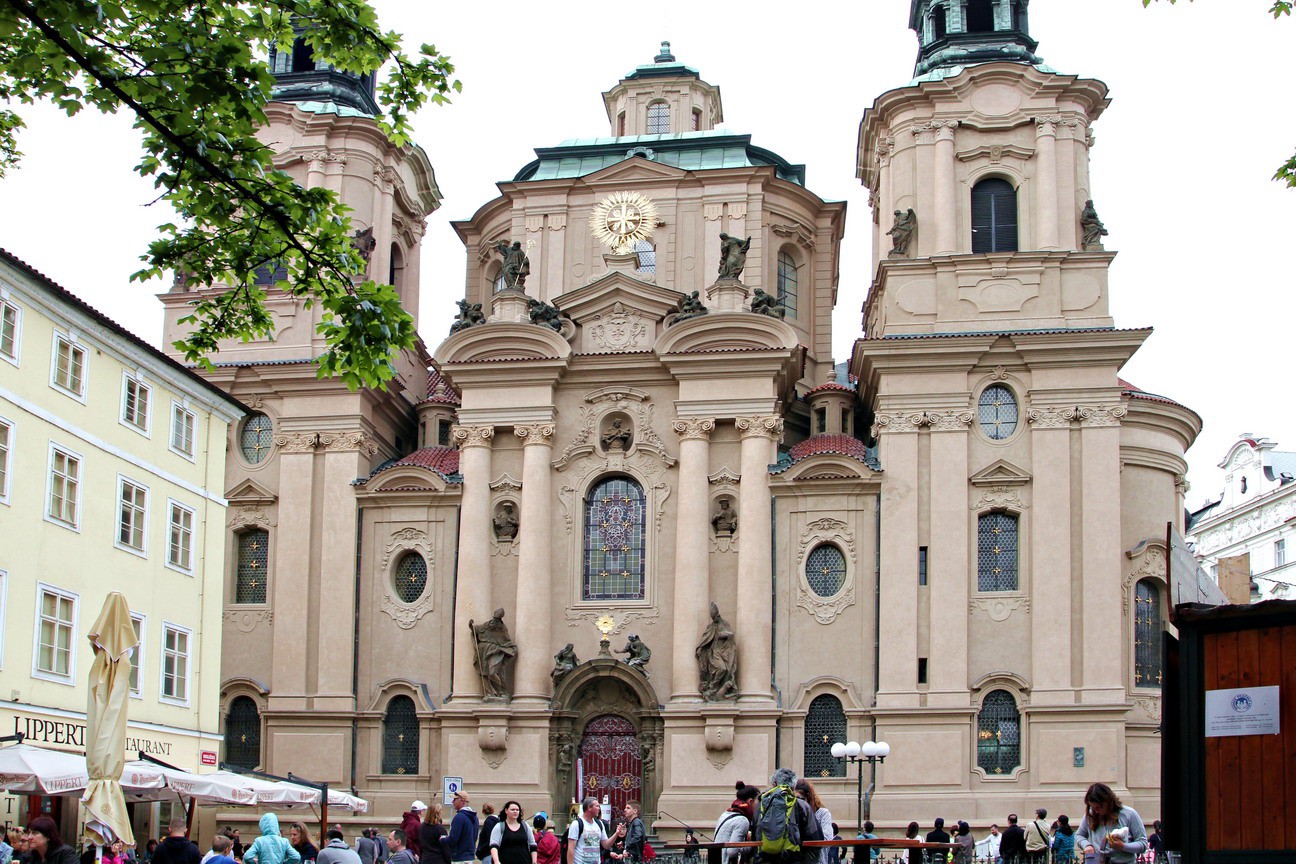 Probarvený čistě vápenný štuk Chrám sv. Mikuláše na Staroměstském náměstí, Praha