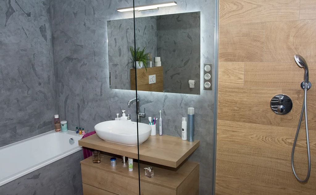 rekonstrukce koupelny - kombinace designové stěrky a obkladu