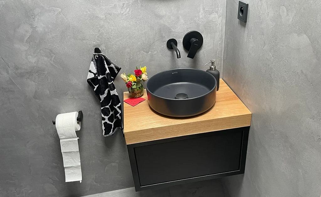 Rekonstrukce koupelny - aplikace designové stěrky