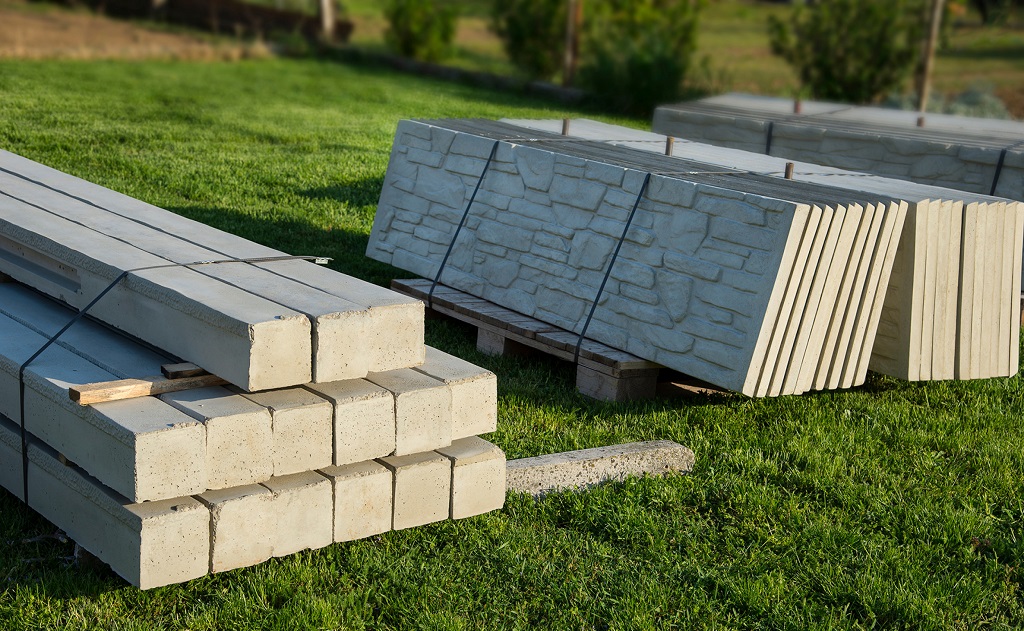 Stavba, montáž betonových plotů na míru  - bezzákladové oplocení, stavebnicový systém tvoří betonové desky a sloupky