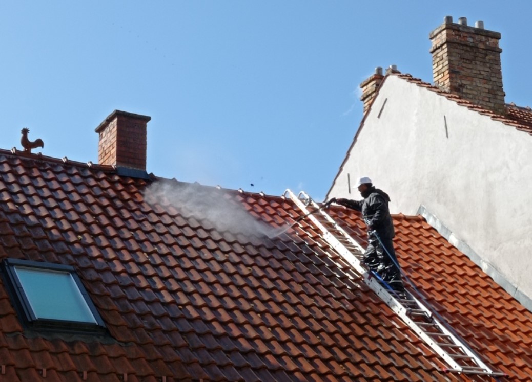 Odstranění mechu, řas, plísní - čištění střech s impregnací