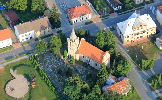 Obec Opatovice nad Labem - historická i moderní obec s mnoha památkami