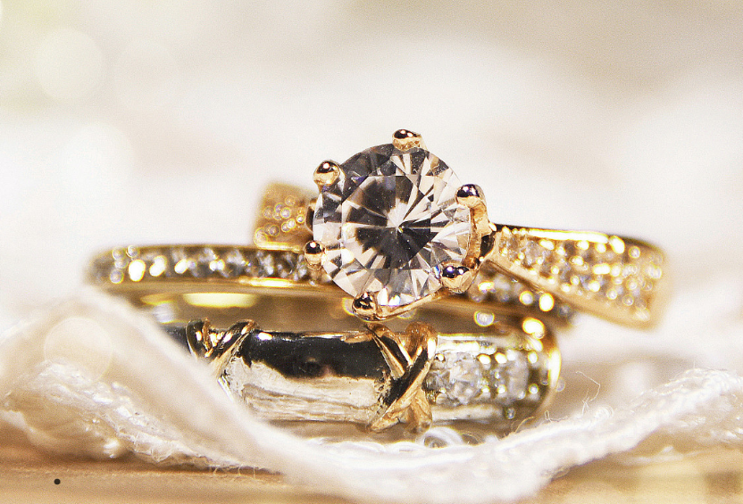Šperky s opálem, onyxem, polodrahokamy a safíry – nádherné náušnice, přívěšky a prsteny