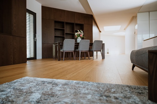Třívrstvé dubové podlahy vhodné pro podlahové vytápění