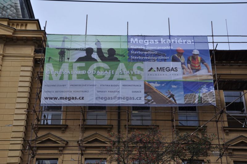 Reklamní plachty a bannery na fasády domů a plotů - Hradec Králové