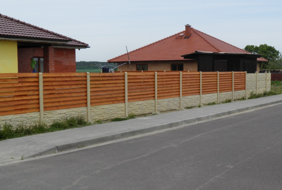 Betonové ploty pro rodinné domy v různých barvách