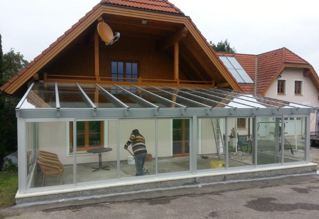 Hliníkové pergoly, přístřešky a zastřešení teras – práce od specialistů na okna a stínící techniku