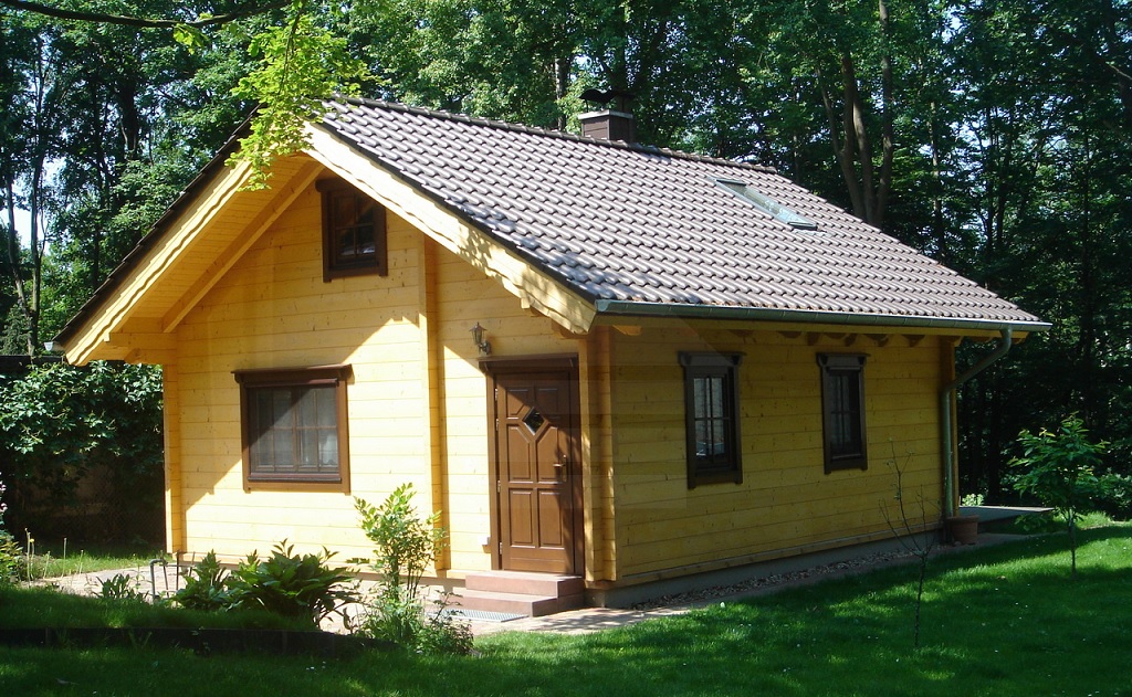 Moderní dřevěné rekreační chaty, srubové domy, roubenky - útulný dům pro bydlení na venkově, v přírodě