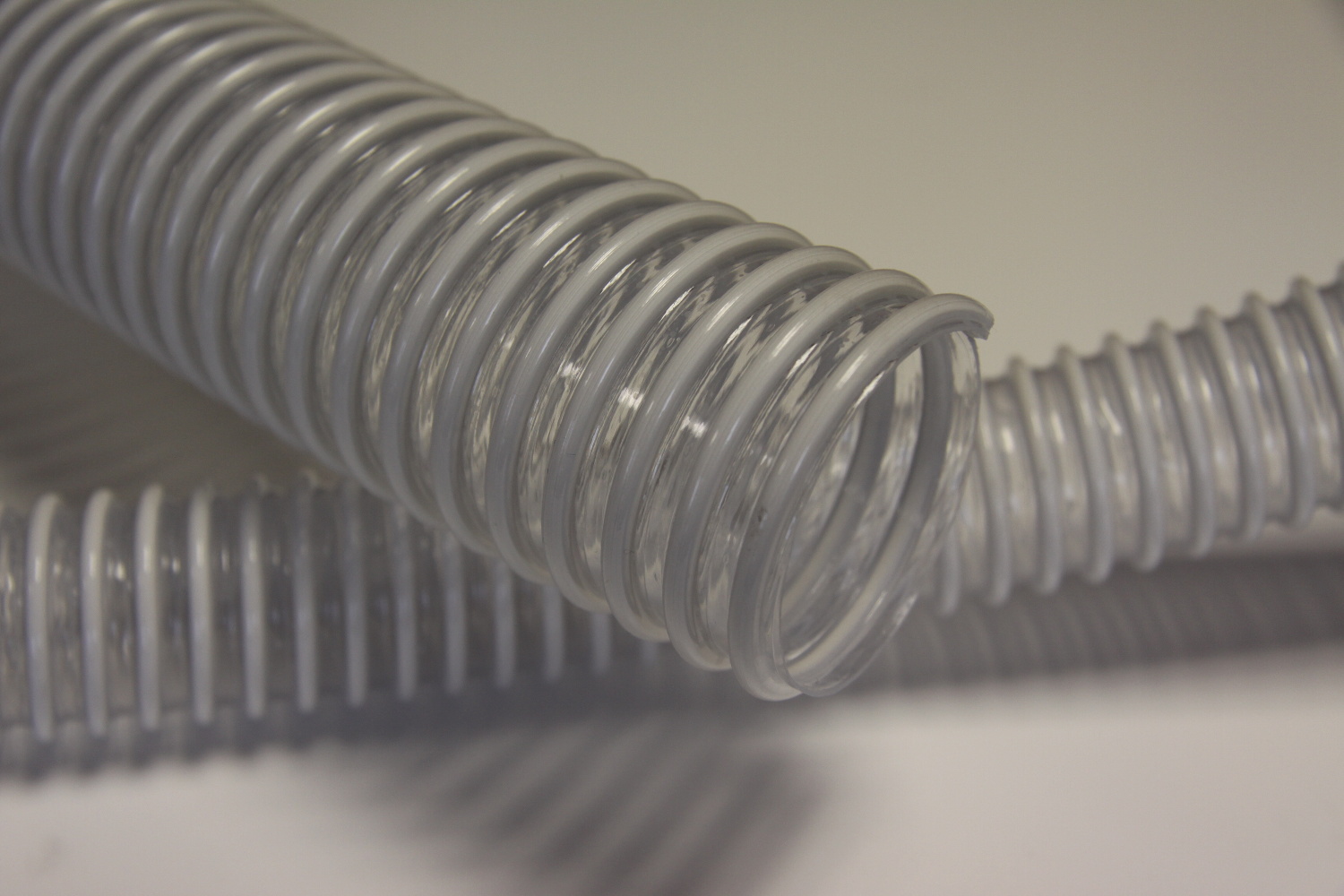 Flexibilní polyuretanové hadice vyztužené ocelovým drátem, PVC spirálou