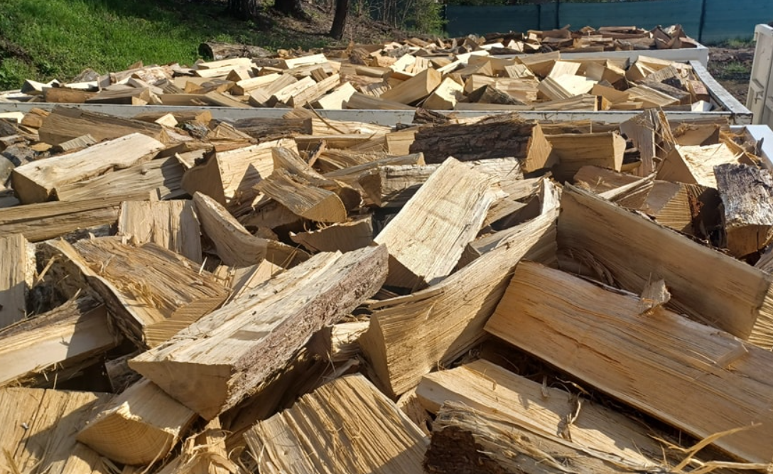 Palivové dubové dřevo k odběru Pohořelice