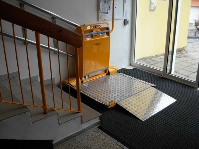 Šikmá schodišťová plošina CPM 300 pro imobilní, pro vozíčkáře