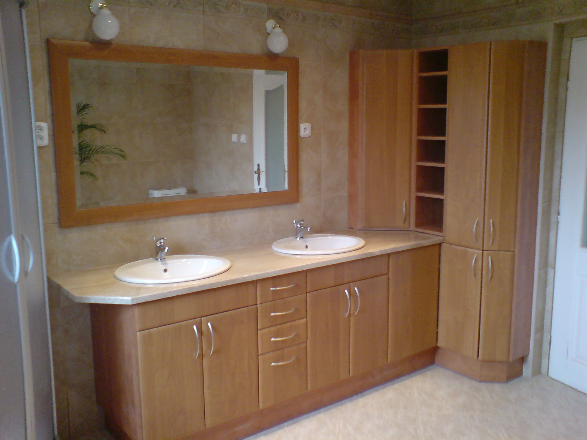 Dodání a montáž koupelnového nábytku, kvalitních koupelnových doplňků.