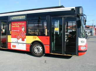 Velkoplošná pásová reklama na autobusech