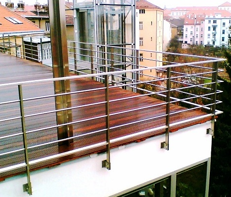 Ocelové a nerezové schodiště, stěny, ocelové prosklené stěny
