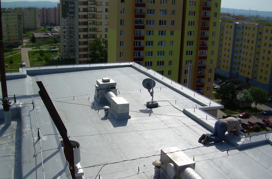 Vodotěsné izolace plochých střech, balkonů, teras, bazénů a jezírek
