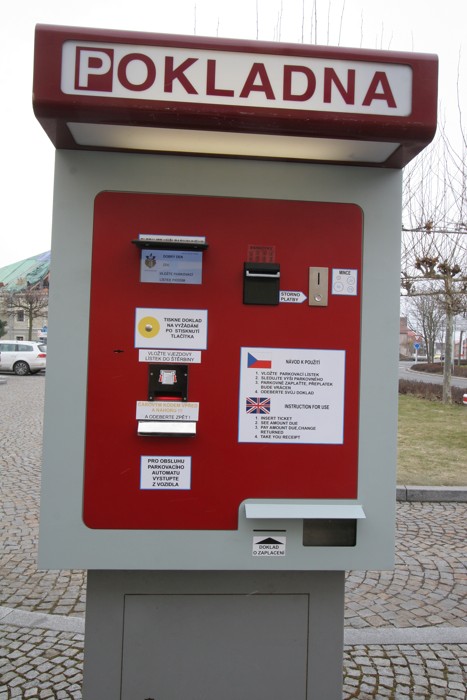 Automatická pokladna, která je součástí systému pro výběr parkovacího poplatku