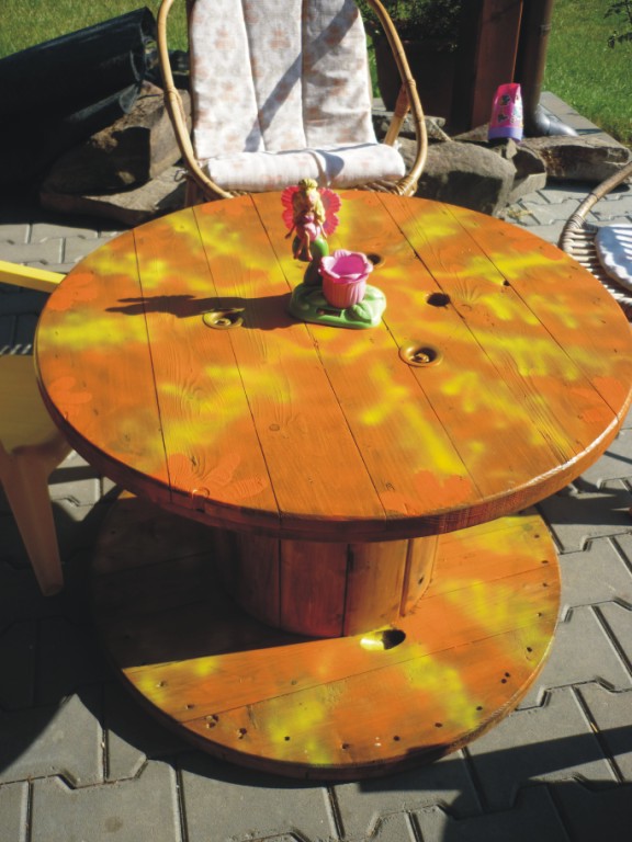 Dekoratívne drevené bubny, stoly z cievok do bytu aj na záhradu