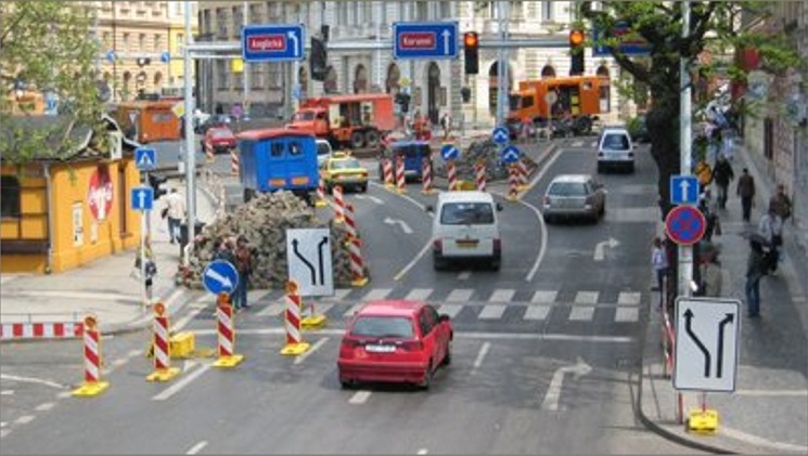 Vodorovné a svislé dopravní značení je na silnici nezbytné - Praha