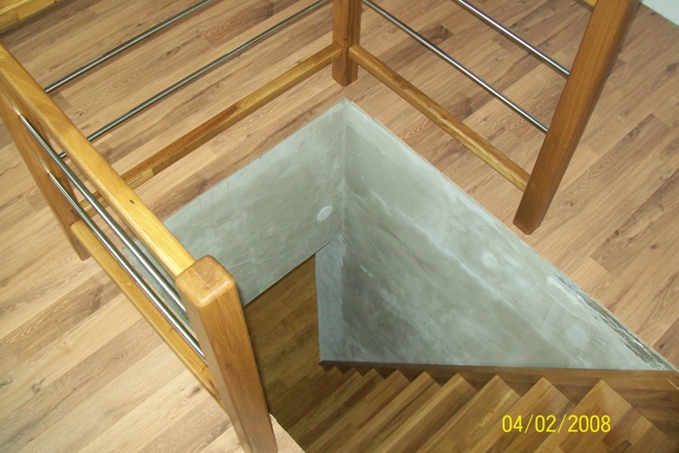 dřevěné vnitřní schodiště