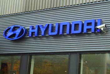 neonová světelná reklama Hyundai