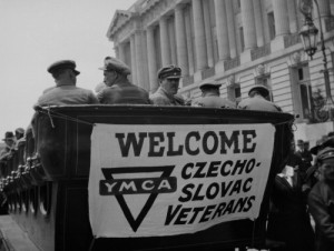 S YMCA v zádech: českoslovenští legionáři projíždějí ulicemi San Franciska.