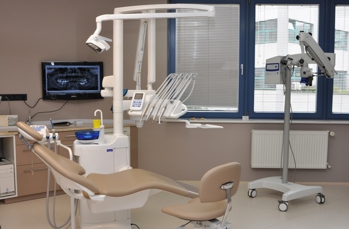 Zahnaufhellung und unsichtbare Zahnspangen in der Zahnarztpraxis DENTAL OFFICE H33 Prag, Tschechien