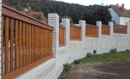 Repliky dřevěných plotů Hradec Králové - z velmi trvanlivých dřevin