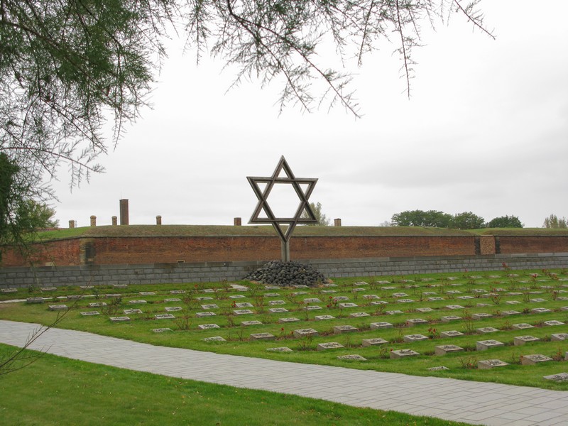 Koncentrační tábor Terezín a jeho hrůzy připomíná památník - národní kulturní památka