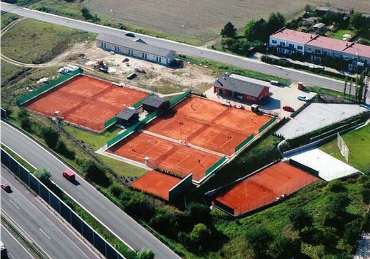 Antukové tenisové kurty, hřiště na volejbal či nohejbal - výstavba českou osvědčenou metodou