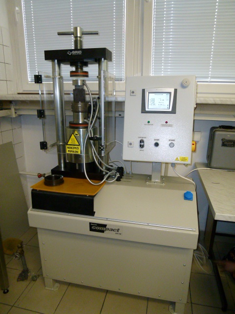 Prasa laboratoryjna Hranice – produkcja ręczna, zautomatyzowana prasa hydrauliczna Czechy