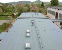 Ploché střechy se systémem kotvených SOLO pásků z modifikovaného asfaltu