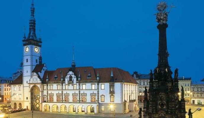 Informační centrum Olomouc sídlí v městské radnici a mimo jiné nabízí služby průvodce i předprodej vstupenek na kulturní akce